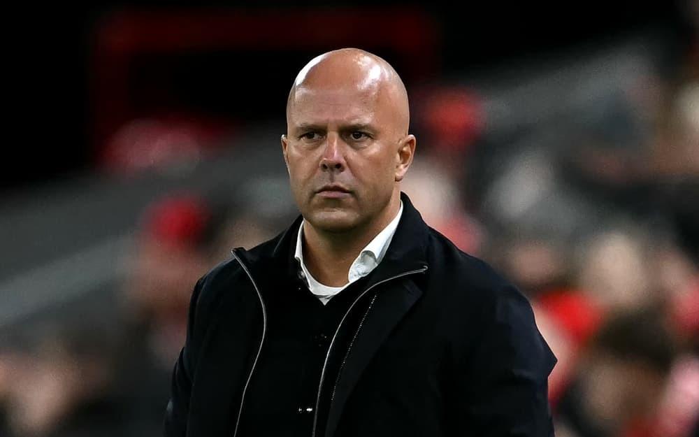 Arne Slot nên ở lại hay ra đi?