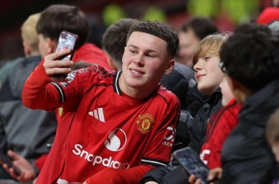 Con trai Rooney ghi 4 bàn cho Manchester United