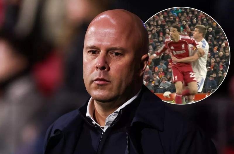 Arne Slot bất mãn với trọng tài sau trận hòa với Leeds