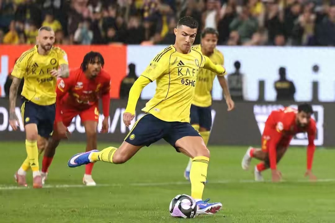 Mất chức vô địch? Al-Nassr lại thua trận, Ronaldo ghi bàn trên chấm phạt đền nhưng điểm số còn thấp hơn thủ môn mắc lỗi nghiêm trọng