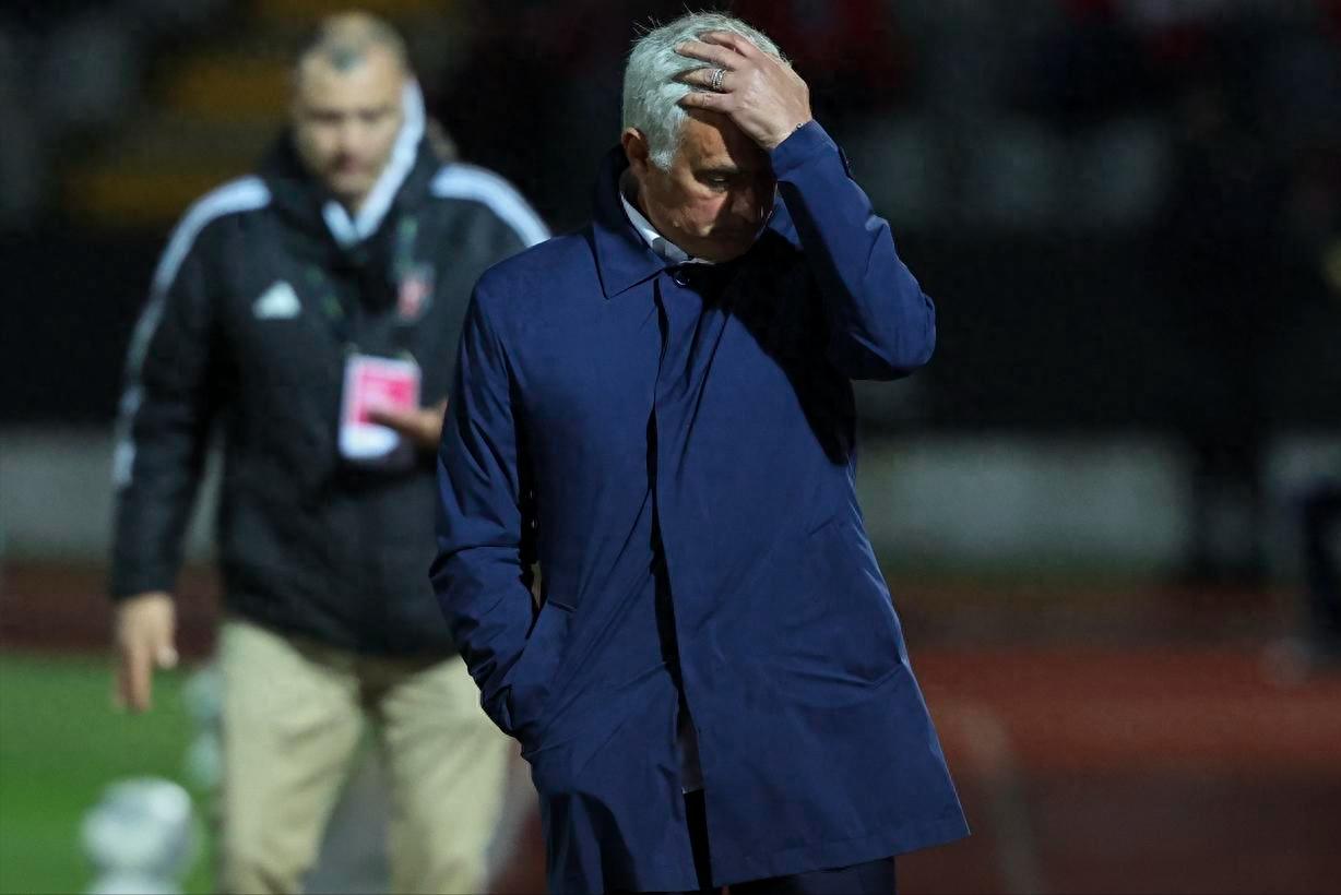 Lần thứ 8 bị sa thải? Mourinho có thể bị hủy hợp đồng trước 1 năm, dẫn dắt Benfica lại bắt "gián điệp"