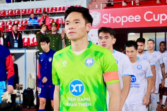 Thủ môn Nguyên Mạnh chạm cột mốc đáng nhớ với Nam Định