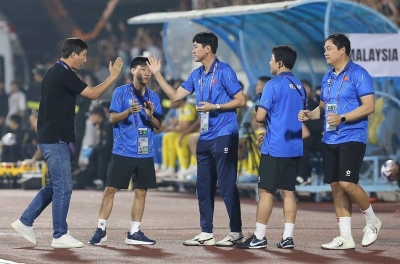 Chia tay ĐT Việt Nam, HLV Hàn Quốc làm trợ lý cho thầy Park