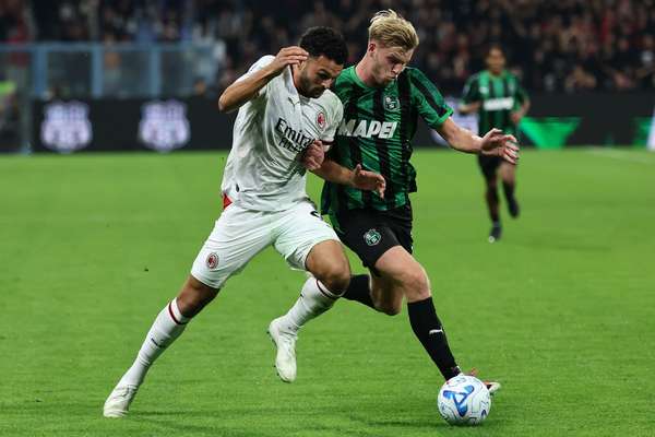 AC Milan vẫn bất bại tại Serie A sau khi hòa Sassuolo