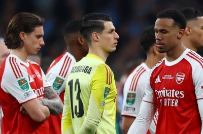 NÓNG: 2 sao Arsenal nguy cơ không có huy chương vô địch Ngoại hạng Anh