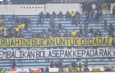 CĐV Malaysia nổi giận, giăng biểu ngữ trên sân Thiên Trường