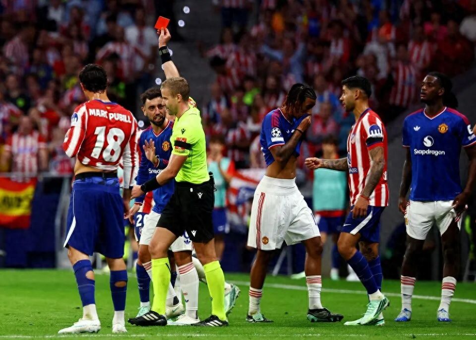 Yoro nhận thẻ đỏ, Man United thua Atletico 0-2, nhận thất bại thứ 4 sau 9 trận lập kỷ lục! Thay đổi đội hình không phát huy tác dụng, Carrick than thở về trọng tài và vận may.