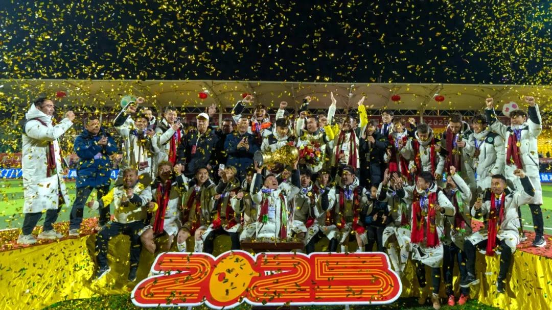 Bóng đá Tân Cương trong mùa giải đông sôi động — Những người bóng đá Tân Cương trở về quê nhà