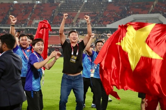 CĐV Đông Nam Á đồng loạt dậy sóng trước 'quái vật' cao gần 2m của Việt Nam