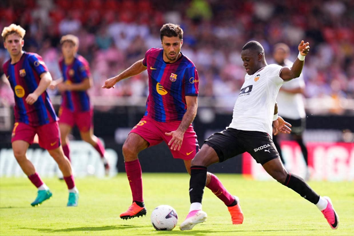 Barcelona thắng đậm Valencia 5-0: Cơn lốc tuổi trẻ quét sạch La Liga, Flick xây dựng hàng tiền vệ bất khả chiến bại