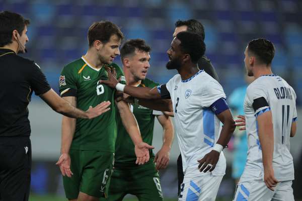 Cầu thủ Israel bị cáo buộc nhổ nước bọt vào nhân viên Ireland trong trận đấu Nations League căng thẳng