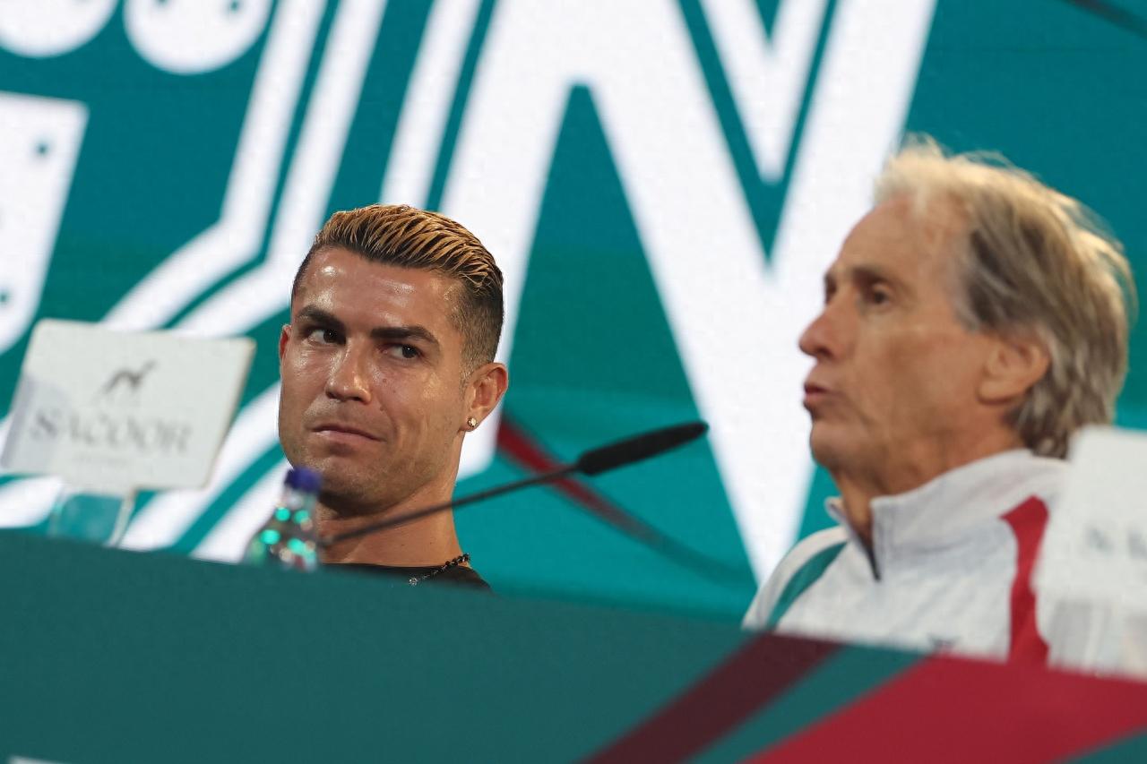 Lùm xùm giữa sao và HLV tuyển Bồ Đào Nha: Ronaldo viết tâm thư dài đáp trả đúng thời điểm Messi từ giã sự nghiệp, Jesus giữ thái độ cứng rắn và không lên tiếng xin lỗi