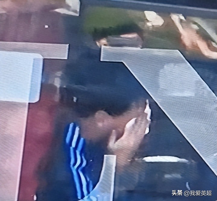 Cầu thủ Messi 39 tuổi rơi nước mắt trong trận chia tay! Được người hâm mộ Argentina đứng hai bên đường cổ vũ, dùng khăn giấy lau nước mắt và không ngừng vẫy tay