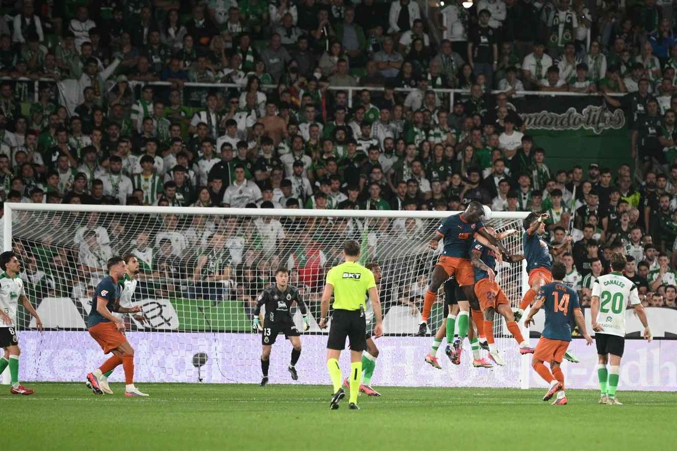 Valencia đang chật vật thoát khỏi đáy LaLiga sau trận hòa kịch tính trước Racing Santander