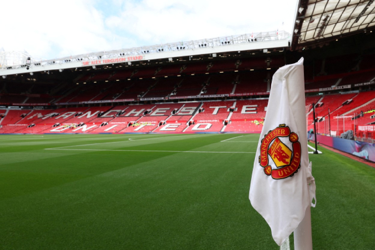 Manchester United trao cơ hội sở hữu một phần thảm cỏ Old Trafford cho người hâm mộ