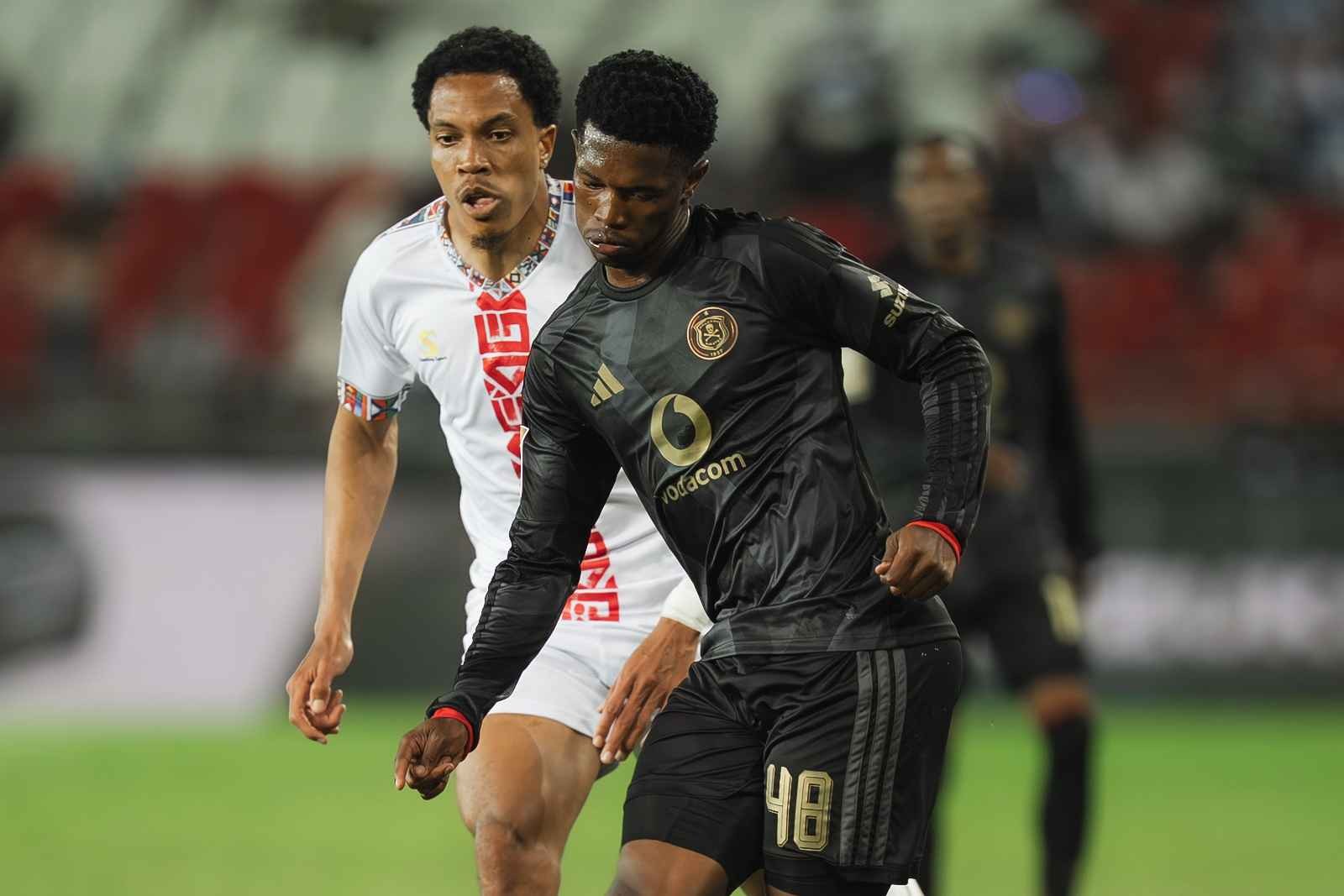 Kaizer Chiefs tiếp tục đánh rơi điểm số trong khi Mamelodi Sundowns và Orlando Pirates vẫn tiến bước.