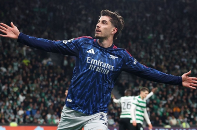 Arsenal thắng nghẹt thở, một nửa Premier League ăn mừng