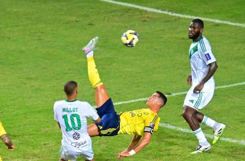 Ronaldo khiến CĐV Ả Rập cạn lời với siêu phẩm móc bóng