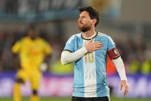 Messi ghi bàn thắng cuối cùng và nói lời chia tay đầy cảm xúc trong trận đấu cuối cùng cho Argentina.