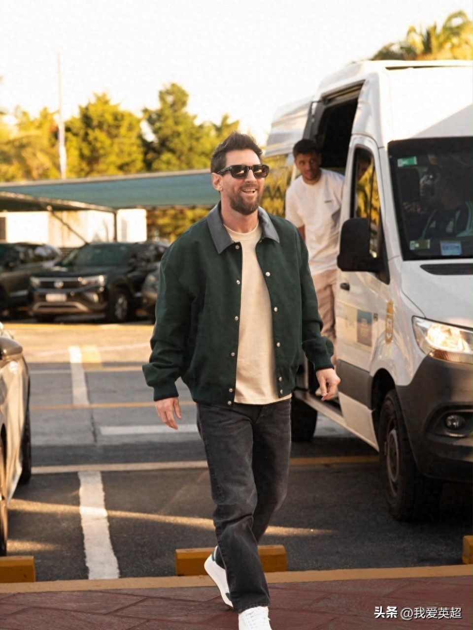 Rưng rưng! Messi lần cuối trở lại hội quân cùng đội tuyển Argentina, đeo kính râm, nở nụ cười, chủ tịch Liên đoàn bóng đá đích thân ra đón.