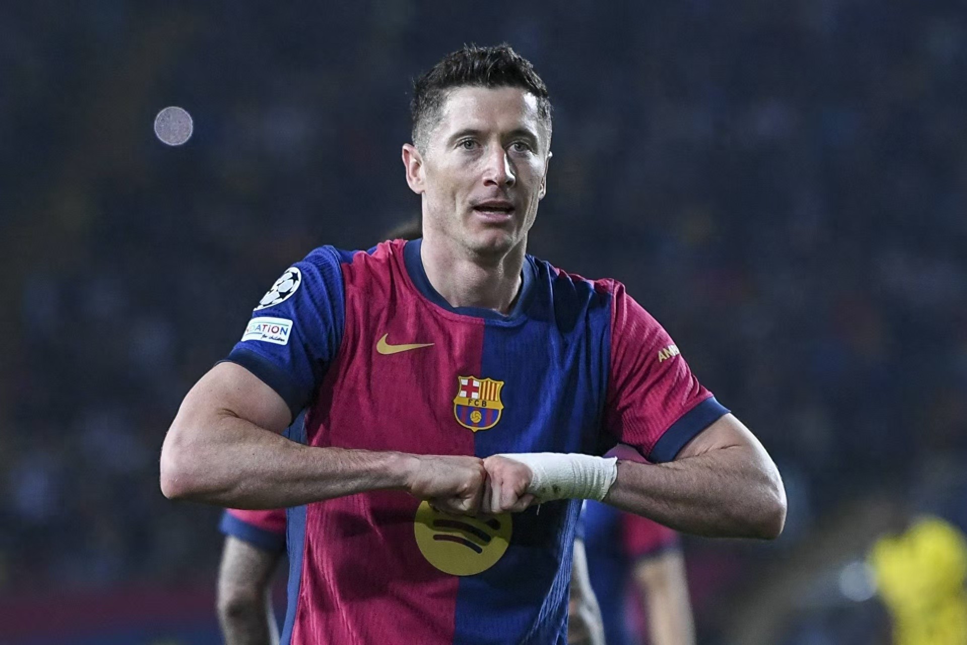 Sắp 38 tuổi vào mùa giải sau, đã đến lúc nghỉ hưu tại Serie A, Juventus và Milan tranh giành Lewandowski, đại diện sẽ đến Ý