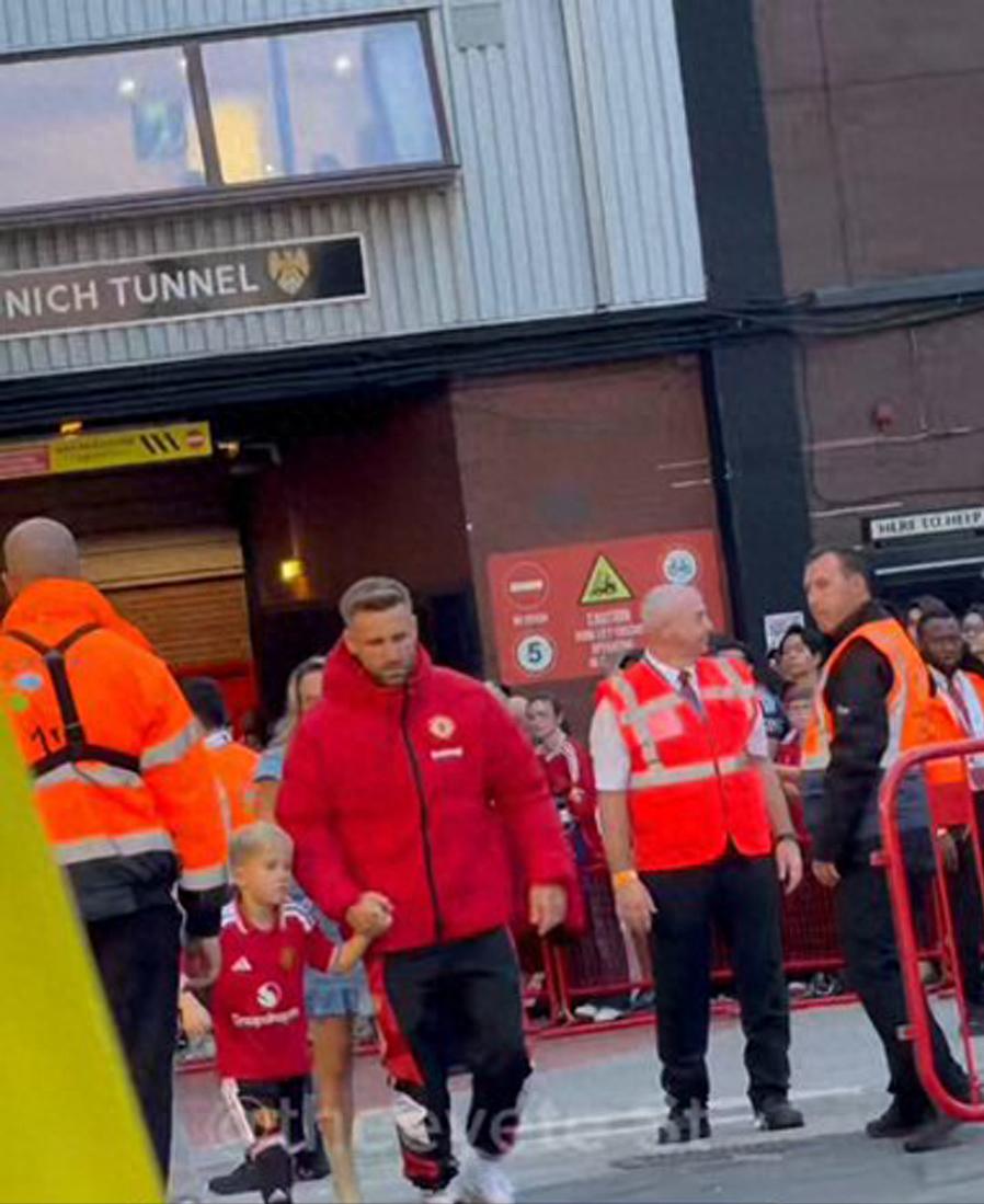 Luke Shaw có thể vắng mặt ở League Cup vì không thể thi đấu hai trận trong một tuần! Carrick giải thích về chấn thương của anh ấy