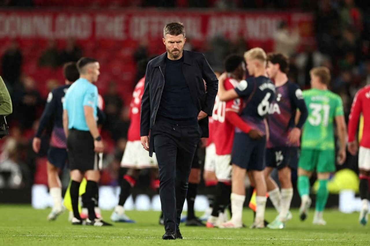 Giới truyền thông Anh dự đoán việc Carrick bị sa thải chỉ còn là vấn đề thời gian! Manchester United khiến anh bạc đầu, các cầu thủ phụ lòng tin của huấn luyện viên trưởng.
