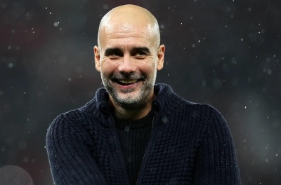 Pep Guardiola đáp trả cực gắt huyền thoại MU về màn ăn mừng của Man City