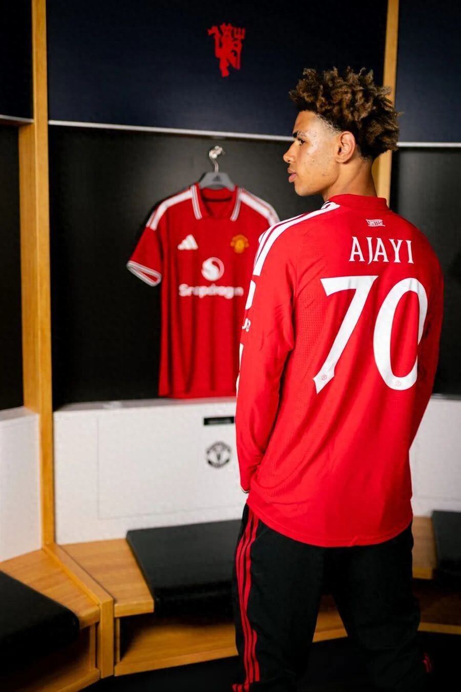 Manchester United chính thức công bố gia hạn hợp đồng với "thái tử" trẻ của học viện, người sẽ thay thế JJ! Phòng thay đồ vẫn ủng hộ Carrick tiếp tục dẫn dắt.