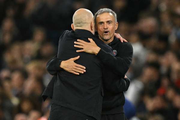 Luis Enrique thừa nhận PSG đã "may mắn" để giành chiến thắng trong trận đấu kịch tính thuộc Champions League tại Man City