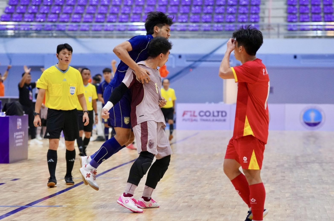 Trọng tài lại gây tranh cãi, khiến Việt Nam gặp bất lợi ở giải AFF