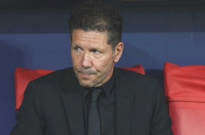 HLV Simeone va chạm với sao Arsenal sau trận đấu