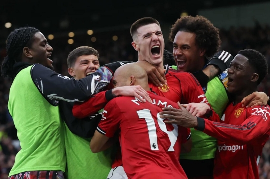 Tổng kết vòng 24 Ngoại hạng Anh: Arsenal "đắc lợi", Carrick hồi sinh MU