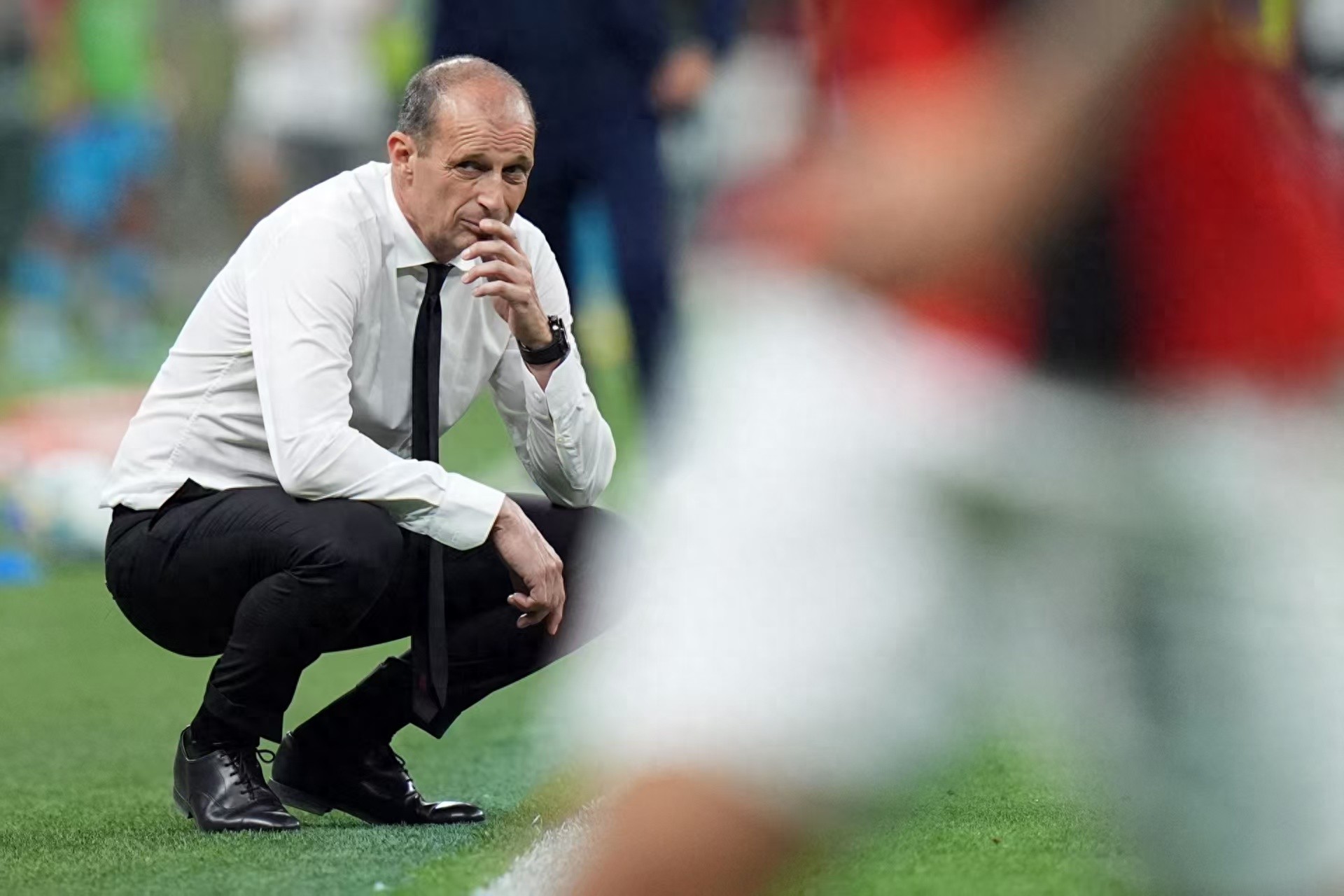 Allegri dẫn dắt các học trò lộn xộn ở Serie A, dự định dẫn Rabiot và Vlahović khi về Napoli