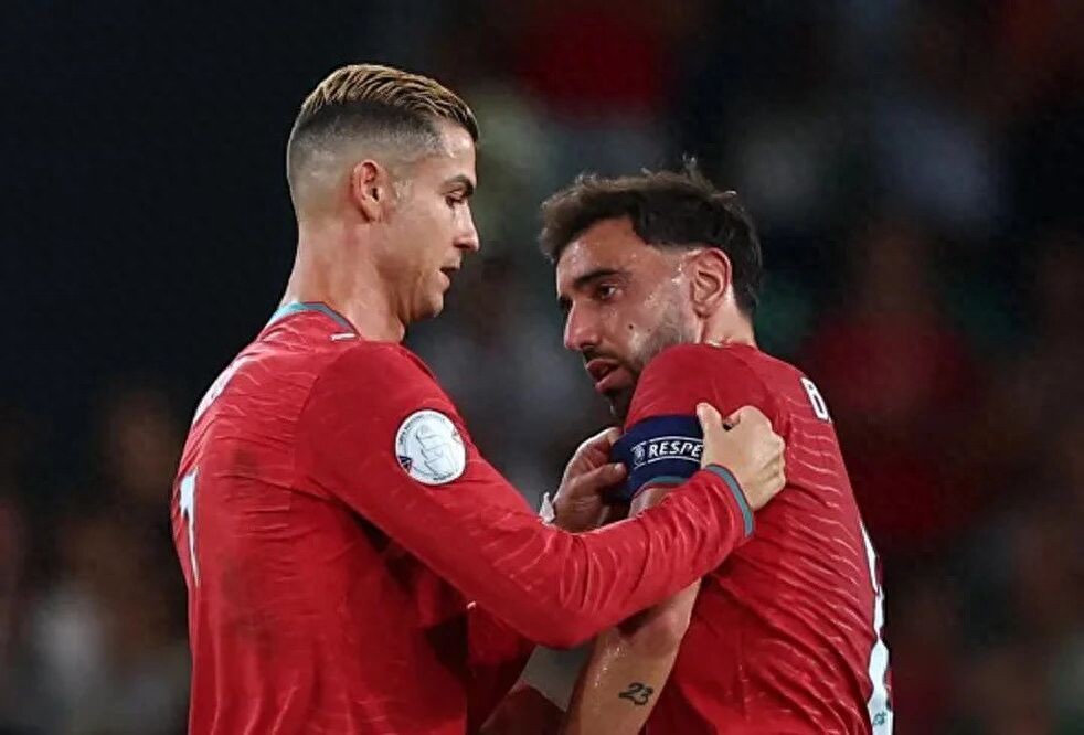 Bruno Fernandes chấn thương và sẽ vắng mặt ở trận Bồ Đào Nha gặp Na Uy! Anh đã phải thi đấu 3 trận trong tình trạng chấn thương tại Man United, chiến đấu vì bản hợp đồng dài hạn mới.