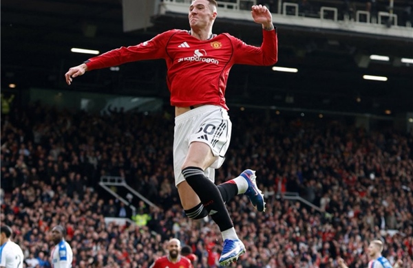 Ngoại hạng Anh: Man United chen chân vào Top 3