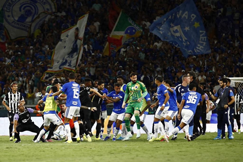 23 thẻ đỏ trong một trận đấu! Giải đấu bang Brazil biến thành cuộc chiến đấu vật, Hulk dính vào scandal đánh nhau tập thể