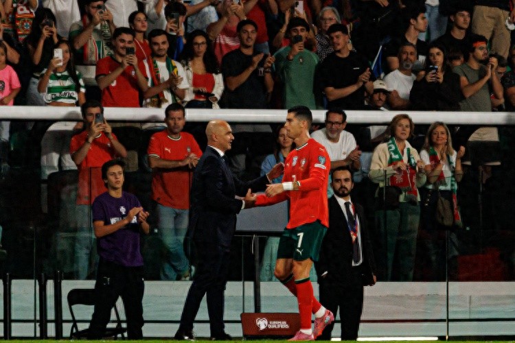 Cristiano Ronaldo 41 tuổi chắc suất đá chính ở World Cup, HLV Martínez khẳng định thái độ của Ronaldo quyết định vị trí chính thức