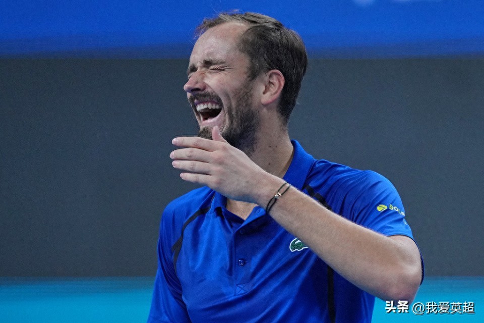 China Open đúng là chuyện hiếm có! Medvedev đánh bóng trúng khán giả trong lúc xả giận rồi bị xử thua, tái hiện bi kịch của Djokovic cách đây 6 năm.