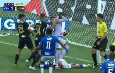 Hỗn chiến kinh hoàng ở sân cỏ Brazil, trọng tài rút tới 23 thẻ đỏ