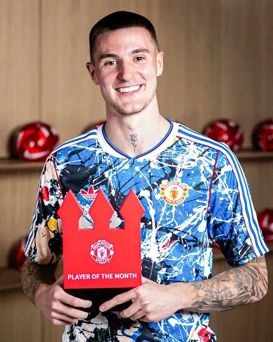 Sesko có lợi hơn khi làm dự bị cho Man United? Được bầu chọn xuất sắc nhất nhưng không nóng vội, Carrick rút ra bài học từ một người