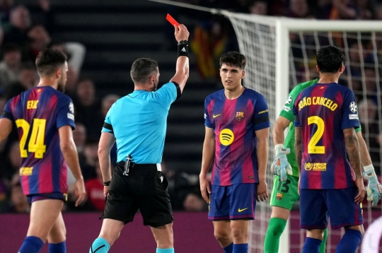 Xử ép Barca, trọng tài chính thức nhận đòn giáng mạnh từ UEFA