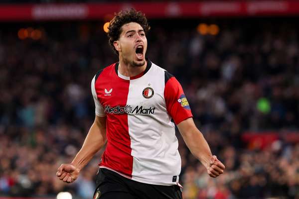 Feyenoord chiếm ngôi đầu bảng khi các pha lập công của người Tây Ban Nha hạ gục AZ đang trì trệ.