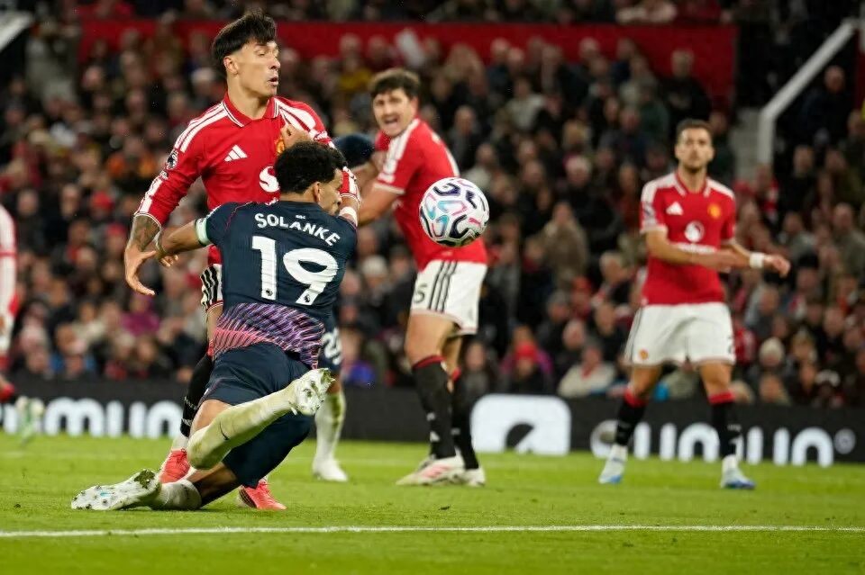 Manchester United hòa Tottenham 1-1 ở phút bù giờ dù đối thủ chỉ còn 10 người! Carrick chưa phải lo mất ghế, nhưng nỗi đau vì bị la ó do thiếu máu chiến đấu là có thật.