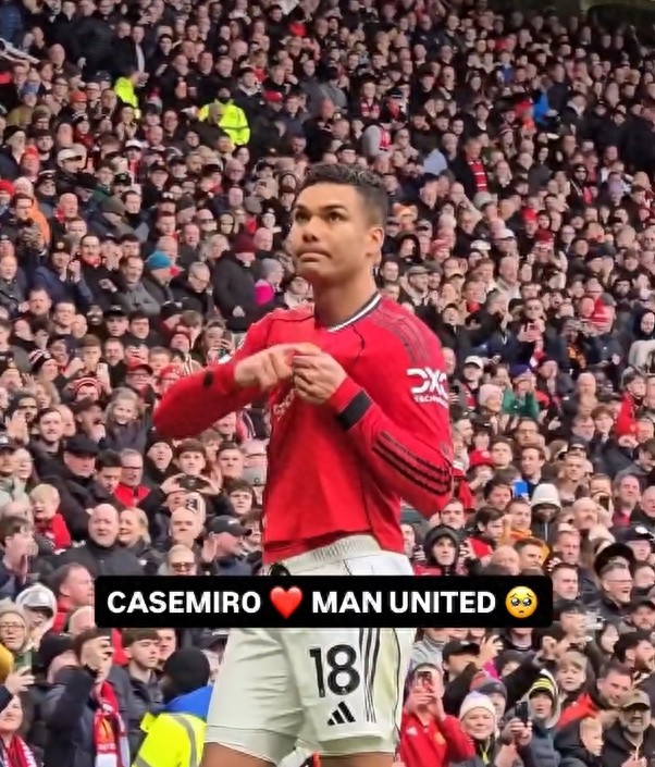 Sự đồng hành hai chiều của gia đình có một người lớn tuổi: Casemiro chỉ vào huy hiệu khi ăn mừng bàn thắng, cổ động viên hát vang "Hãy ở lại"