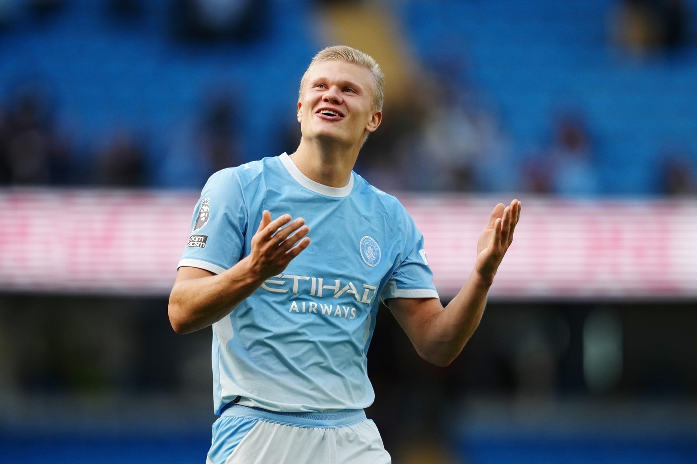 'Chúng ta phải lan tỏa tình yêu thương': Erling Haaland kêu gọi Man City gắn kết bên nhau