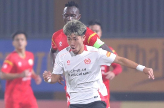 Việt kiều Khoa Ngô gửi thông điệp đặc biệt tới HLV Kim Sang Sik