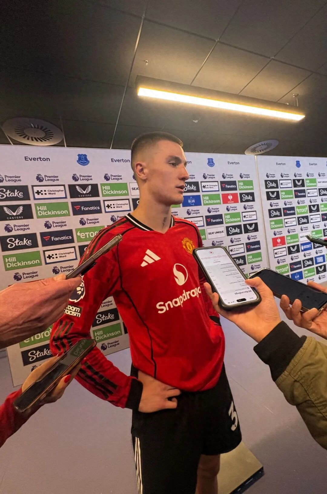 Shesko lần đầu tiên nói về việc chưa được đá chính dưới thời Carrick! Tiết lộ chi tiết tập luyện đặc biệt của Man United, người hùng không phải Berbatov