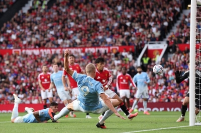VAR bị yêu cầu xóa bỏ sau tranh cãi chấn động ở derby Manchester