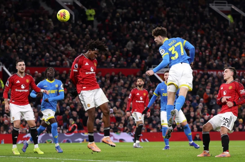 Tự bắn vào chân, MU đau đớn hòa đội bét bảng tại Ngoại hạng Anh